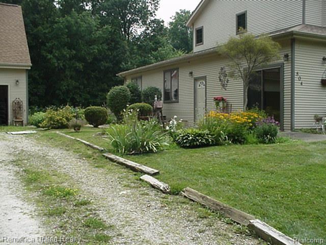 CIRCLE DRIVEWAY AND GARDENS