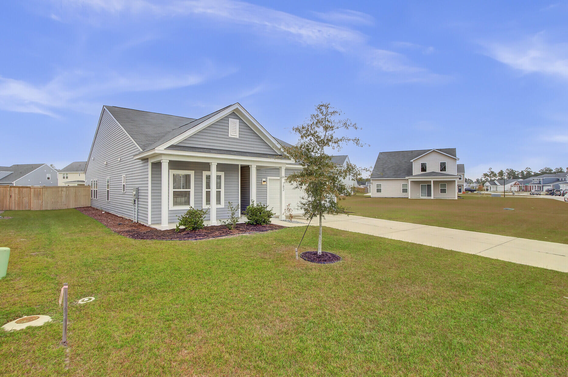 782 Sienna Way Summerville, SC 29486 - Photo 3 of 37 782 Sienna Way Side Yard