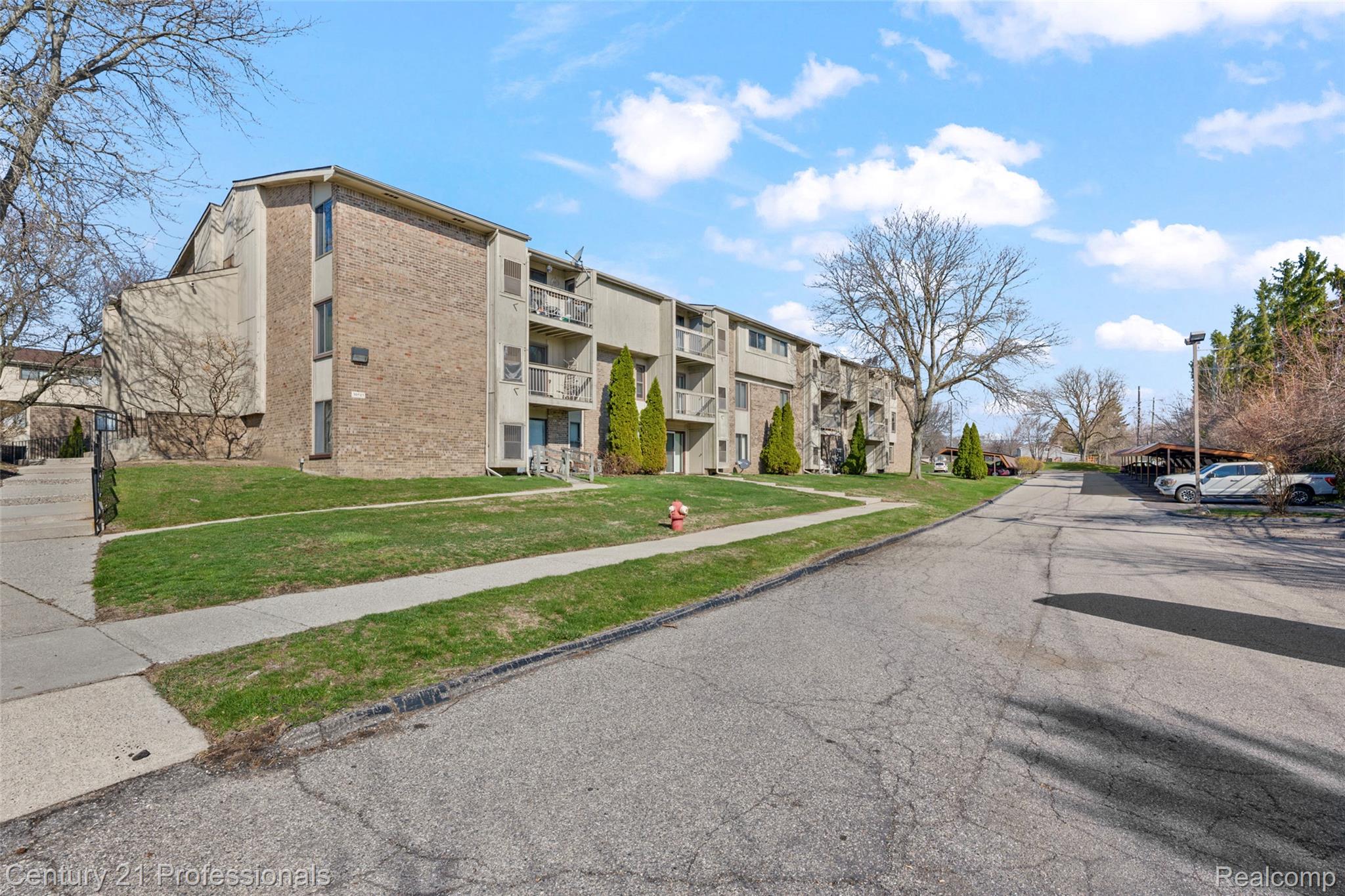 30515 West 14 Mile Road, Unit 26 Farmington, MI 48334 - Photo 4 of 24 DSC_2347.jpg