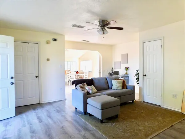 $233,000 | 31 Rogers Circle, Krum, TX 76249