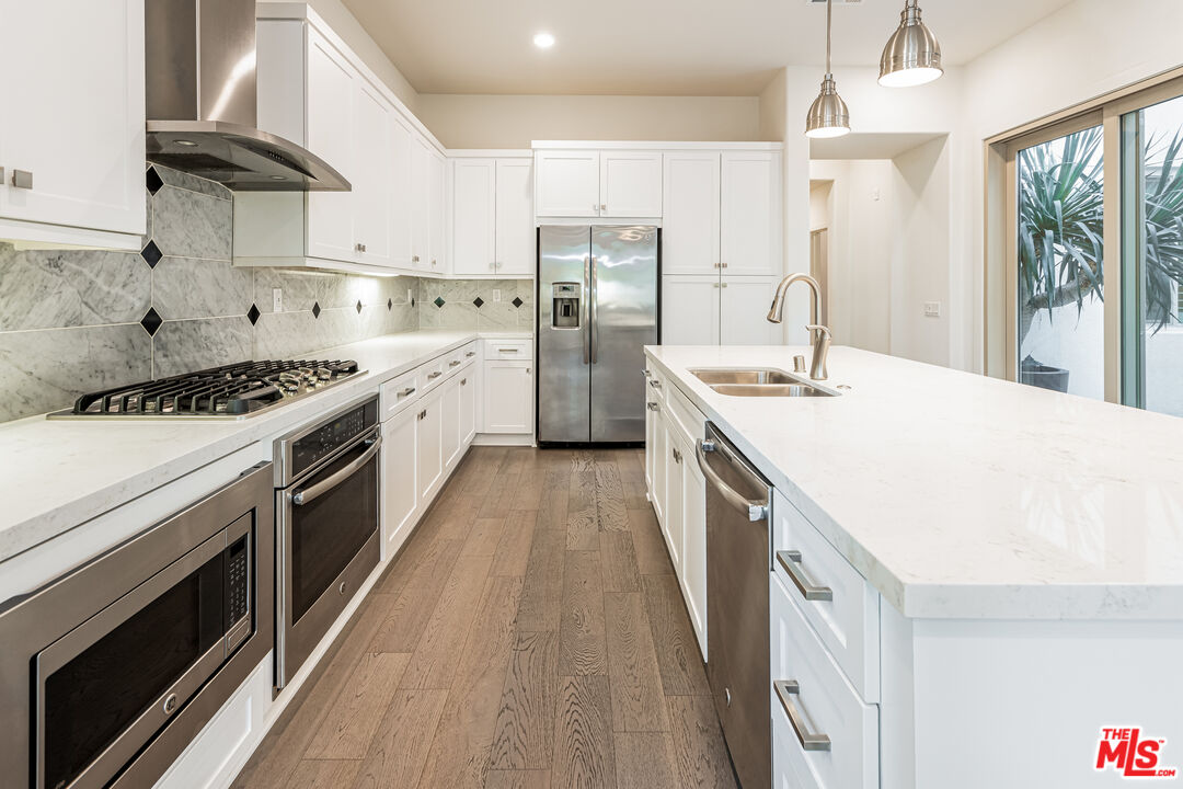 124 Stellar Irvine, CA 92618 - Photo 2 of 27