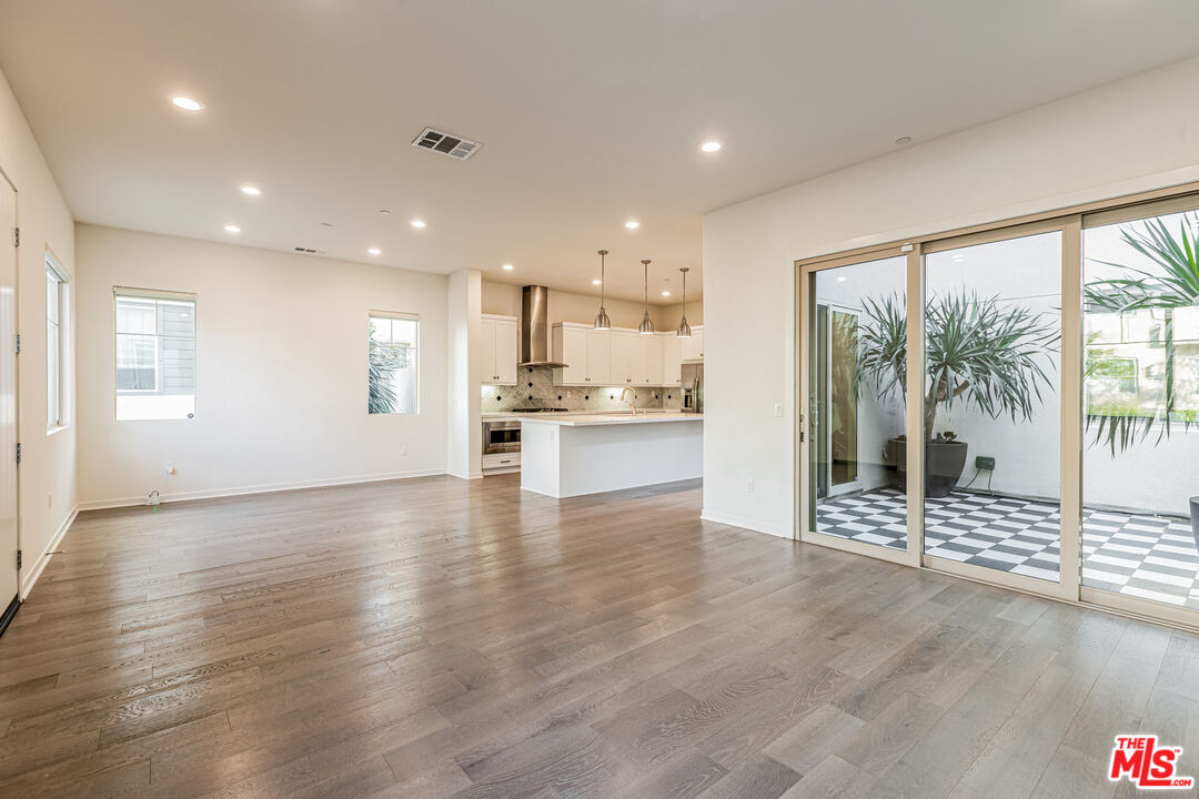 124 Stellar Irvine, CA 92618 - Photo 6 of 27