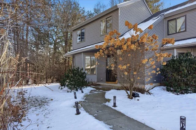 $389,000 | 10 Chelsea Circle, South Burlington, VT 05403