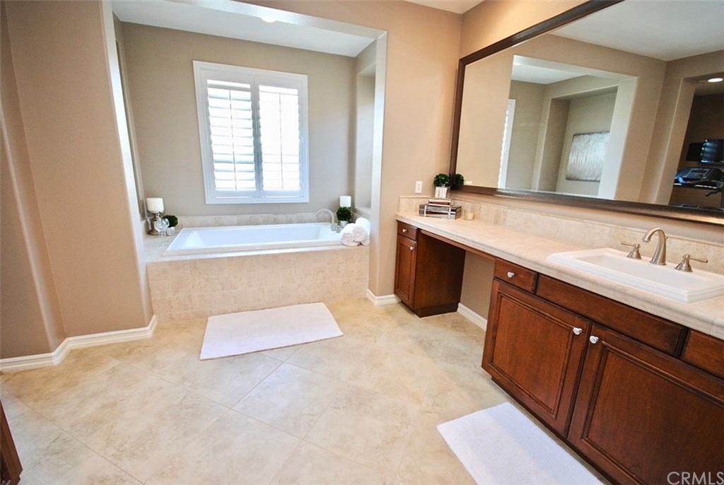 15530 Cardamon Way Tustin, CA 92782 - Photo 34 of 50 Large Jacuzzi Tub