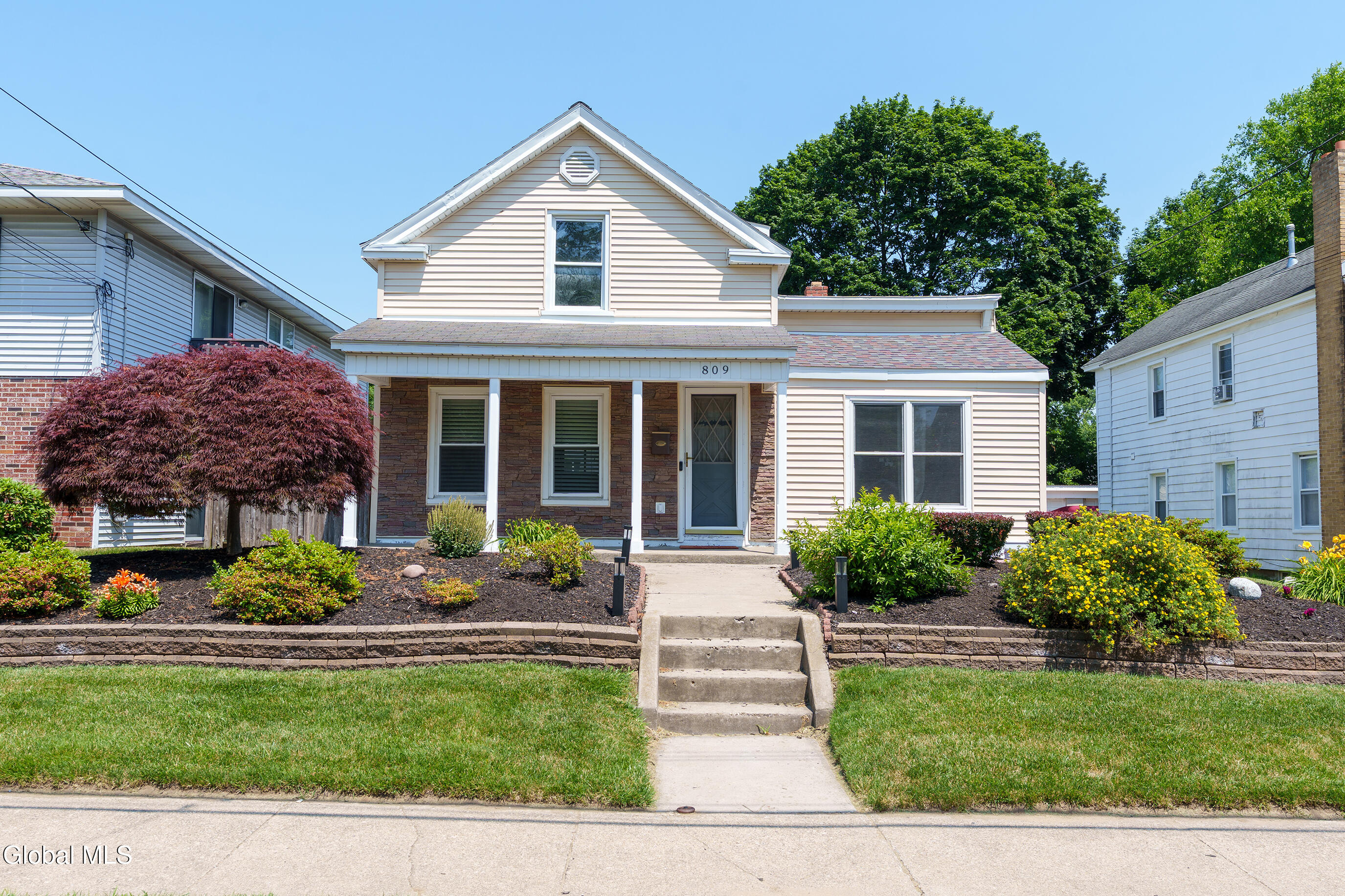 809 Thompson Street Schenectady, NY 12306 - Photo 1 of 37 001-809-Thompson-St-Schenectady-NY-12306