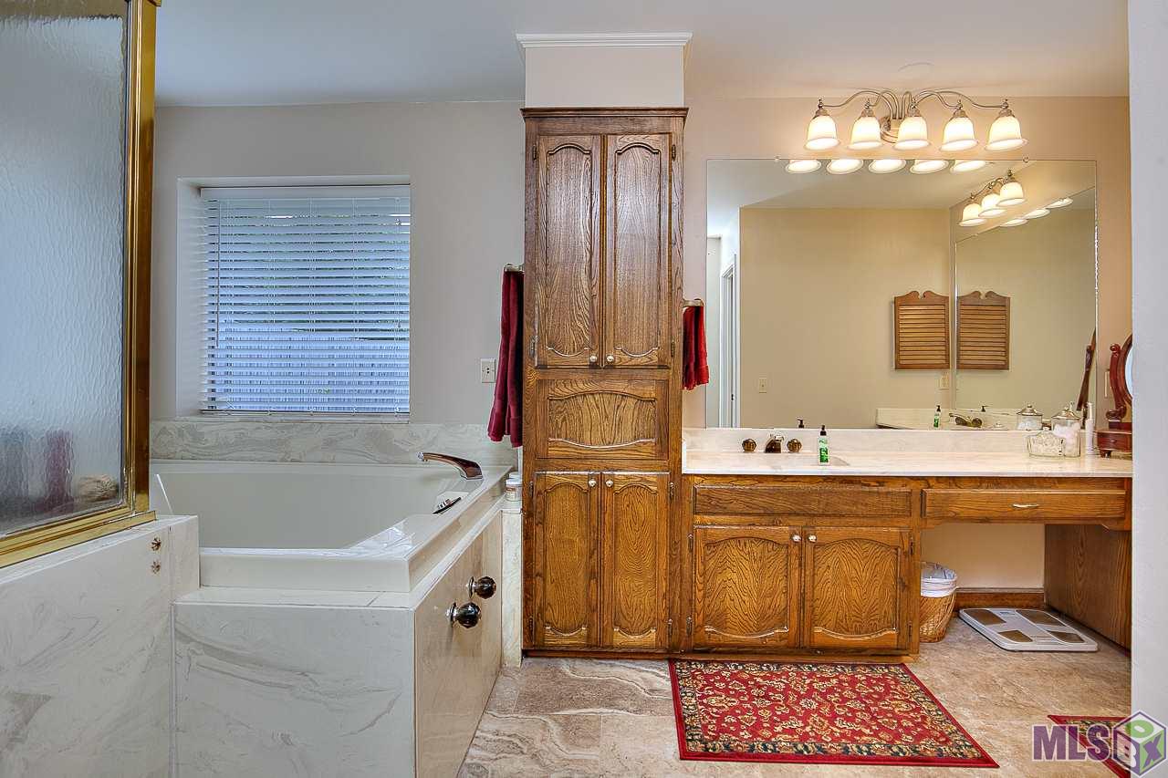 12345 Cardeza Avenue Baton Rouge, LA 70816 - Photo 15 of 20 Master Bath!