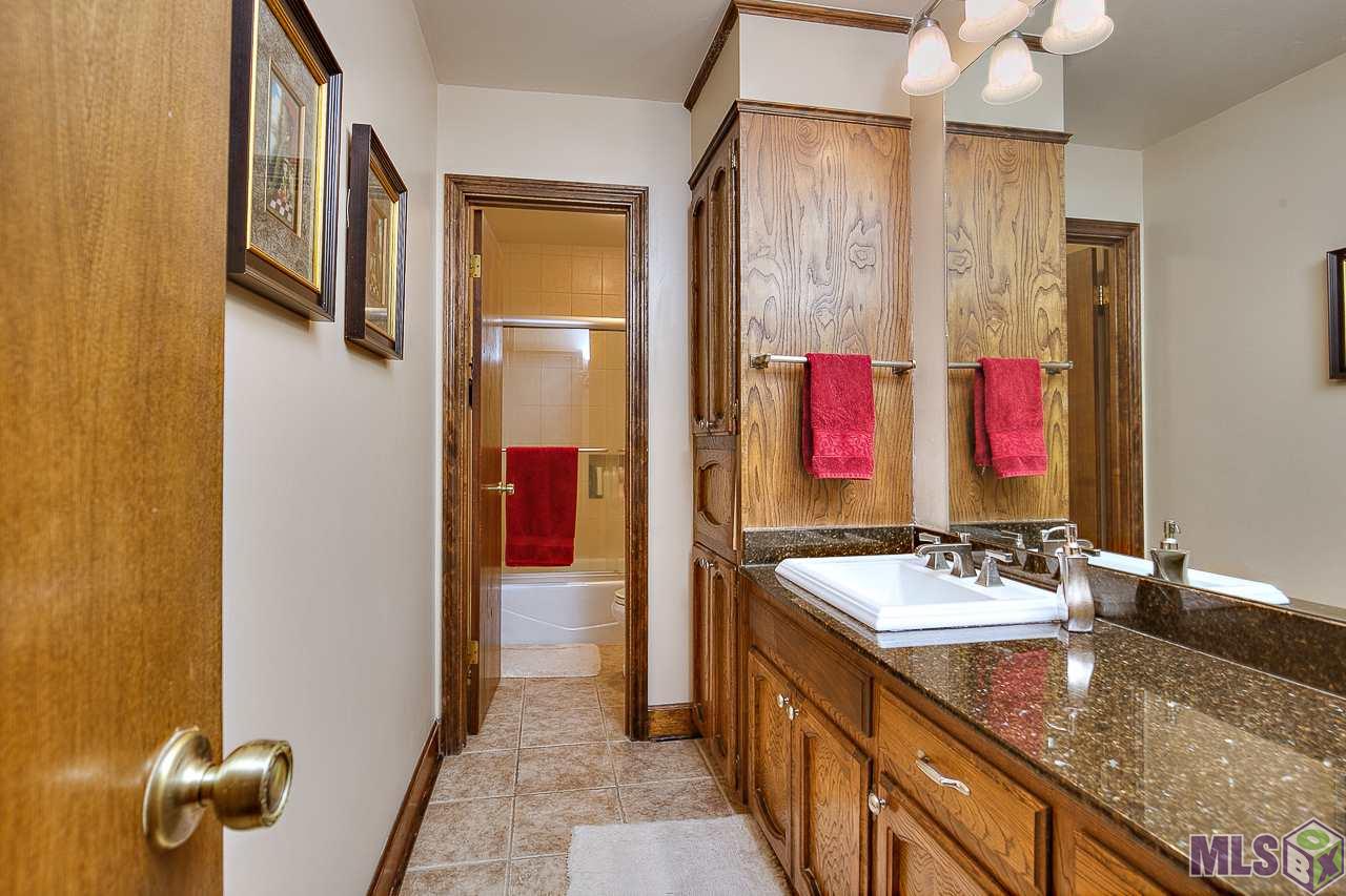 12345 Cardeza Avenue Baton Rouge, LA 70816 - Photo 19 of 20 Pretty Updated Hall Bath!