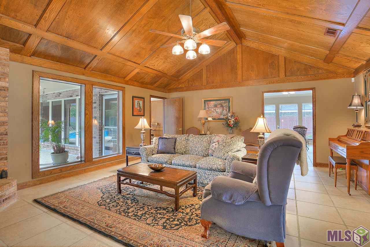 12345 Cardeza Avenue Baton Rouge, LA 70816 - Photo 10 of 20 Large Living Room!
