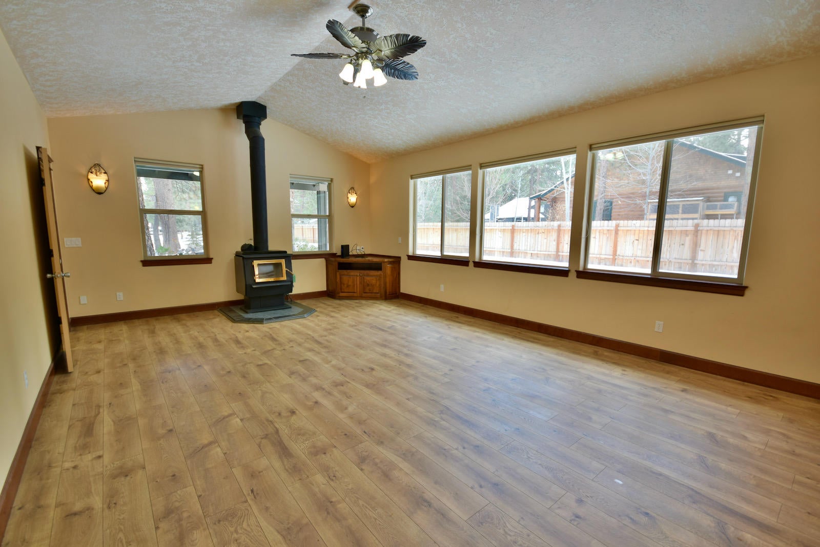 59985 Navajo Road Bend, OR 97702 - Photo 7 of 43 DSC_0013