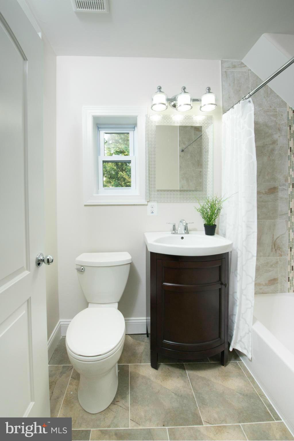 707 Hollen Road Baltimore, MD 21212 - Photo 14 of 30 Full Hall Bath with Ceramic Tile!