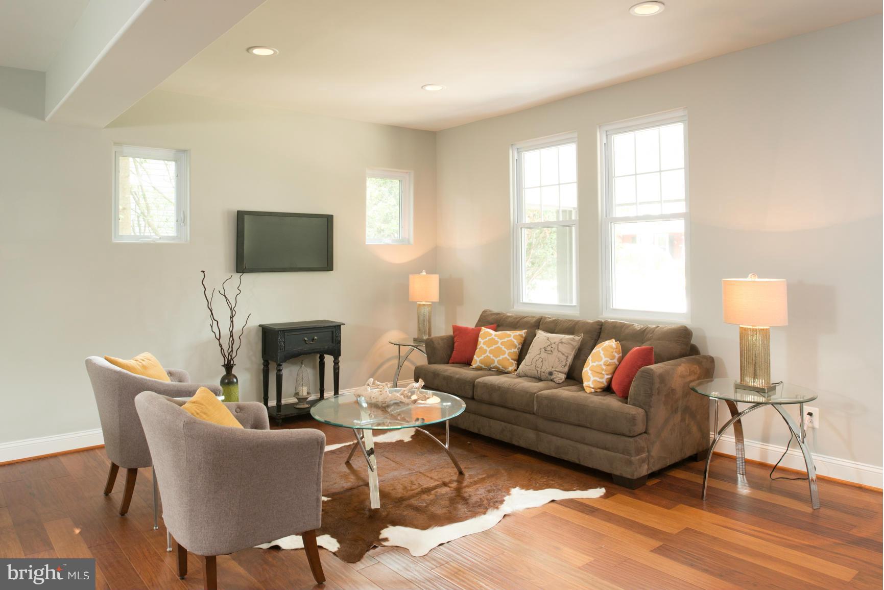 707 Hollen Road Baltimore, MD 21212 - Photo 4 of 30 Beautiful Living Room! Designer Paint Palette!