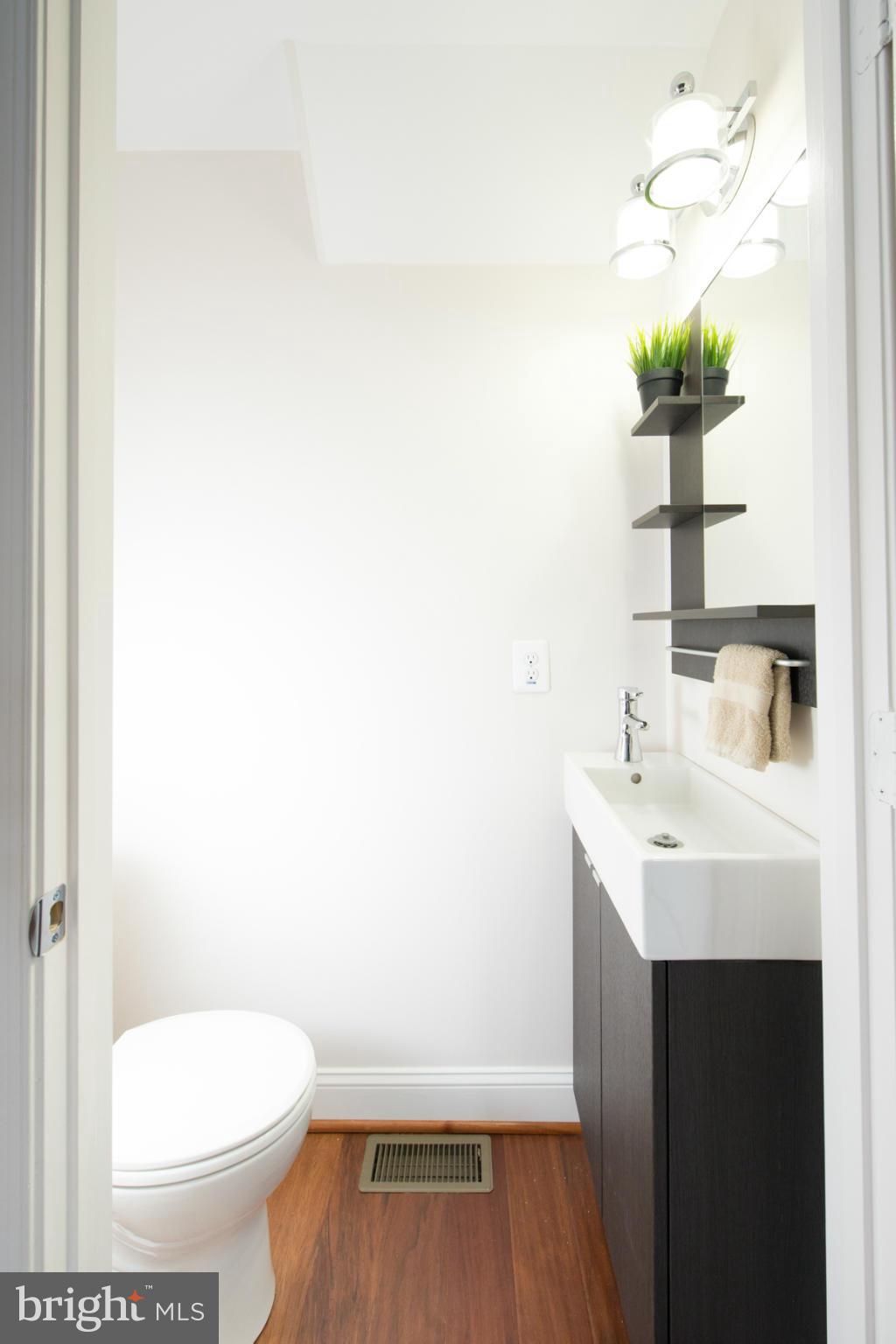 707 Hollen Road Baltimore, MD 21212 - Photo 8 of 30 New Half Bath on Main Level!