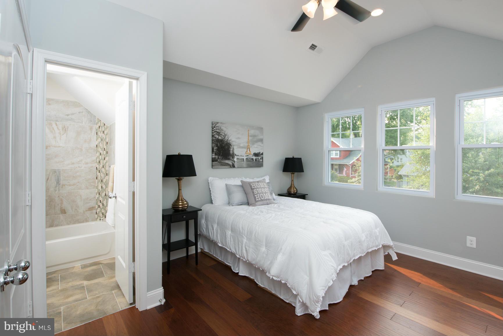707 Hollen Road Baltimore, MD 21212 - Photo 9 of 30 Master Bedroom w/Vaulted Ceilings! Wood Floors!