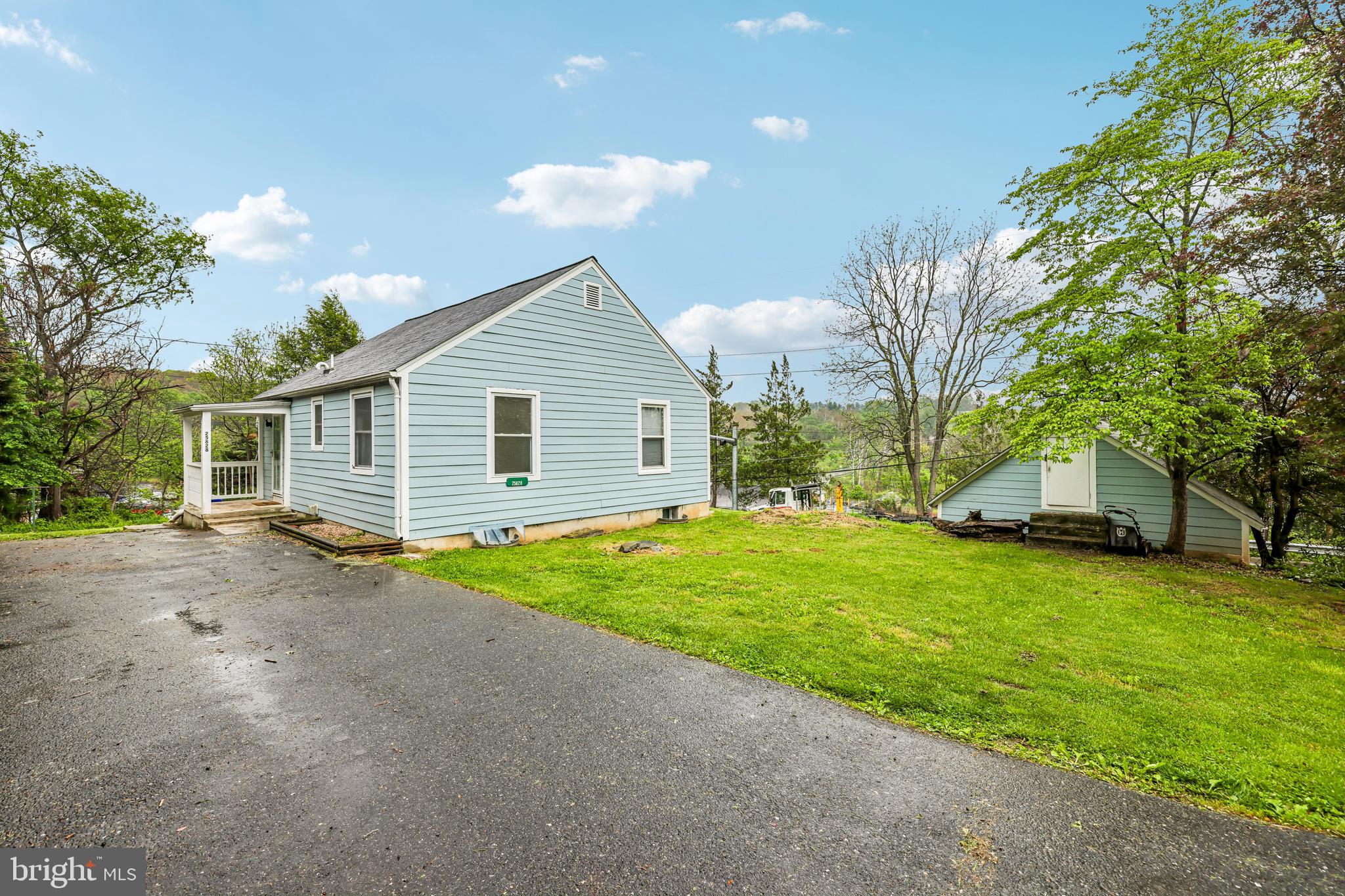 25828 Old Hundred Road Dickerson, MD 20842 - Photo 28 of 32 Driveway