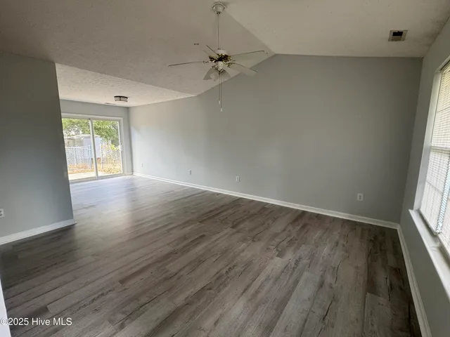 $1,995 | 117 Northwest 10th Street, Oak Island, NC 28465