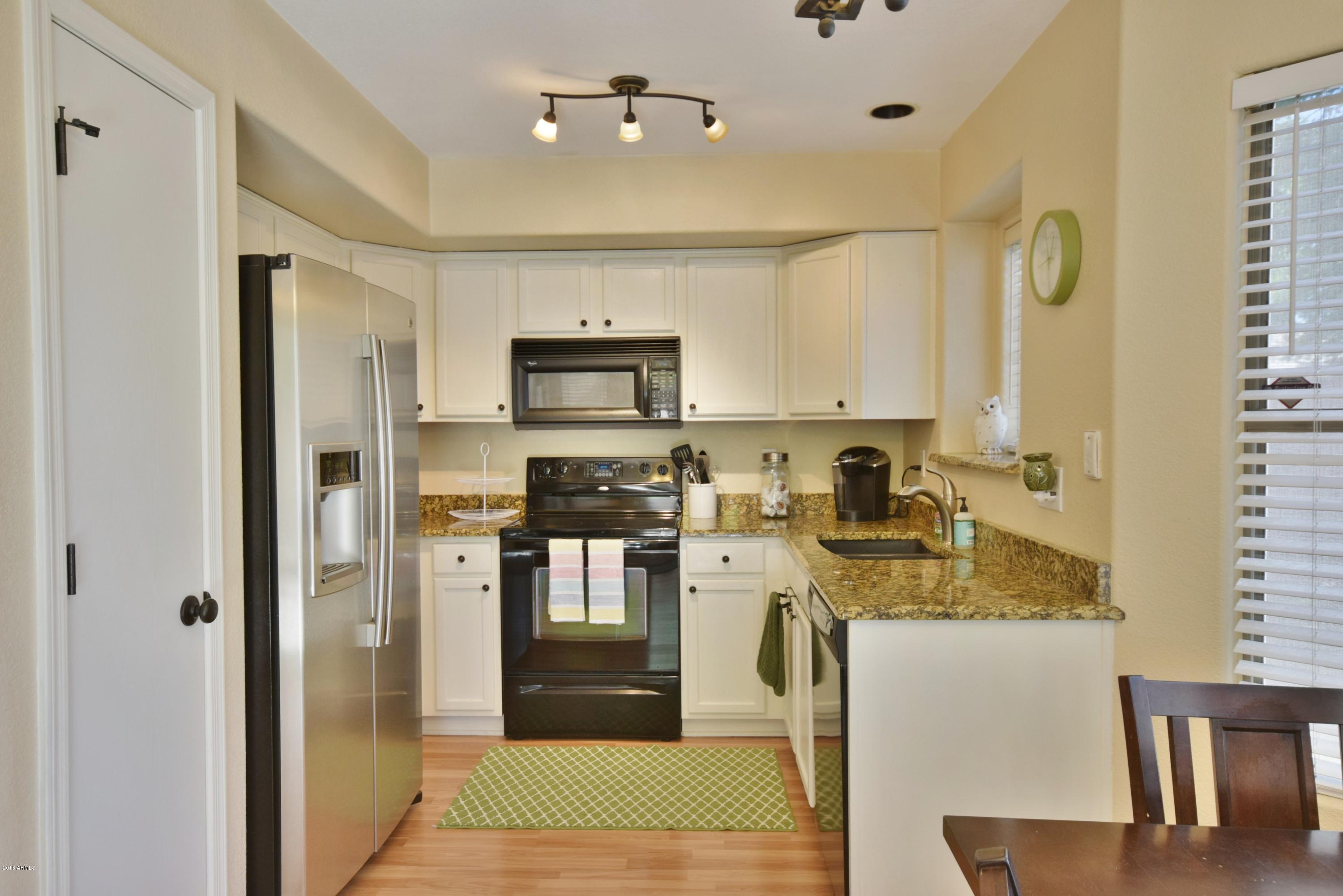 1713 East Del Rio Street Gilbert, AZ 85295 - Photo 6 of 13 Kitchen