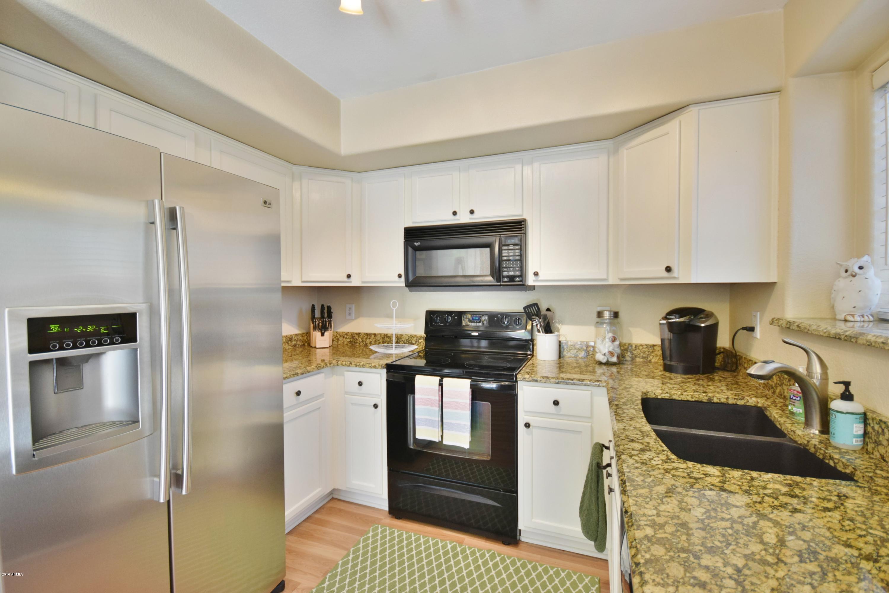 1713 East Del Rio Street Gilbert, AZ 85295 - Photo 7 of 13 Kitchen