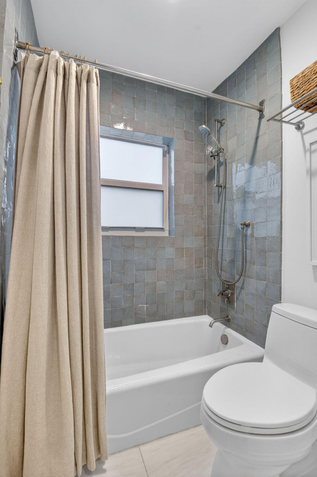 525 Sunset Road Boynton Beach, FL 33435 - Photo 41 of 62 a bathroom with a toilet and a bathtub