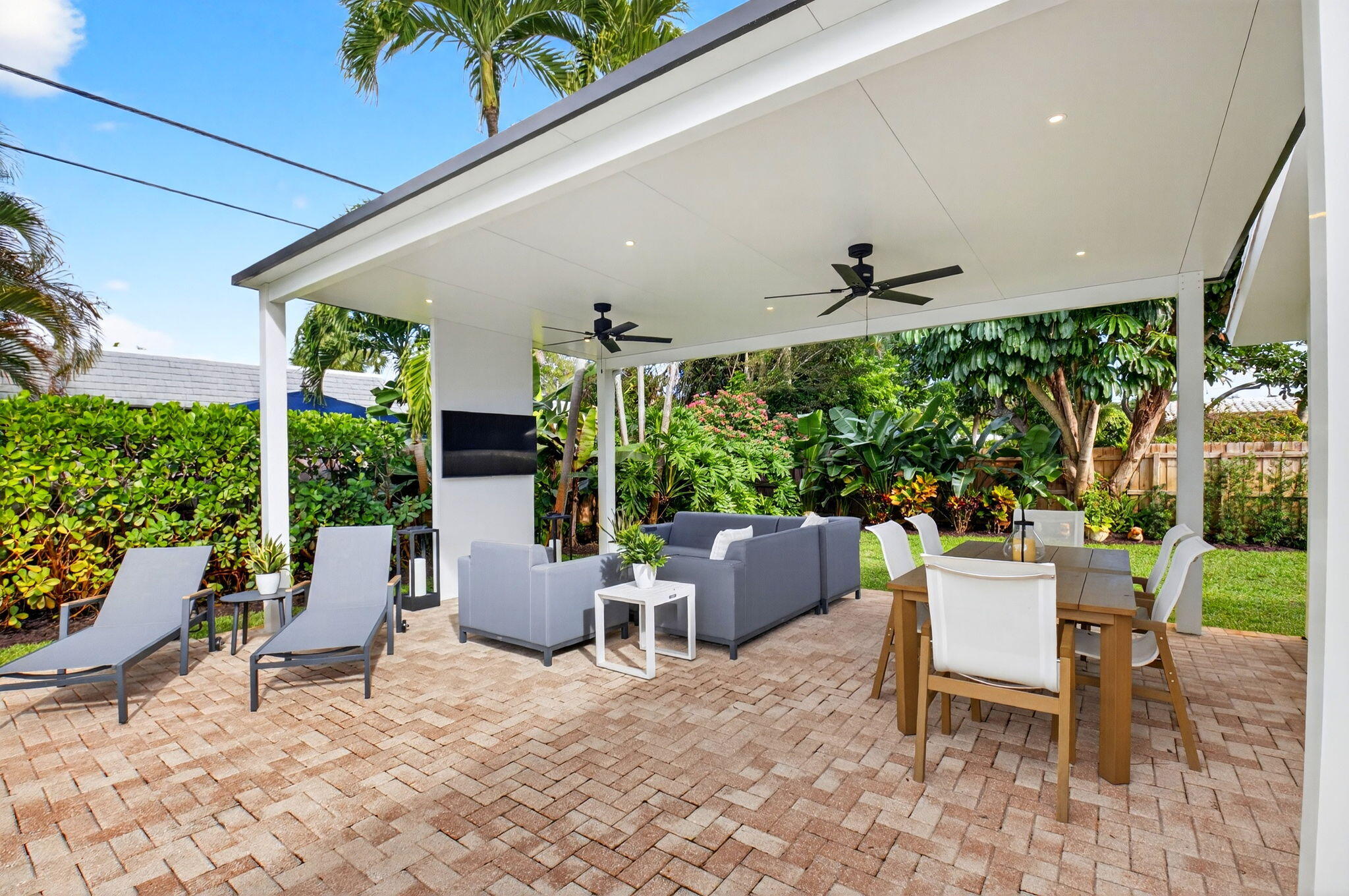 525 Sunset Road Boynton Beach, FL 33435 - Photo 43 of 62 a building outdoor space with patio furniture and potted plants