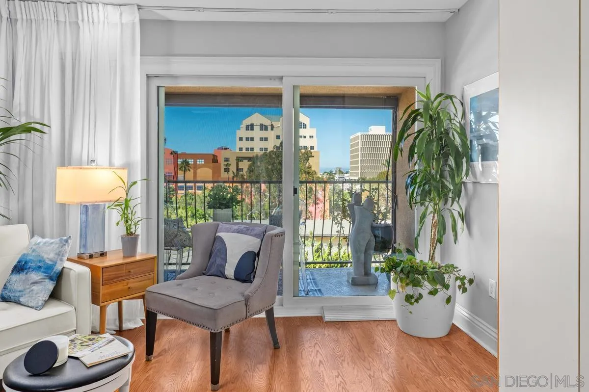 3980 8th Avenue, Unit 308 San Diego, CA 92103 - Photo 11 of 33 a living room with furniture and a potted plant