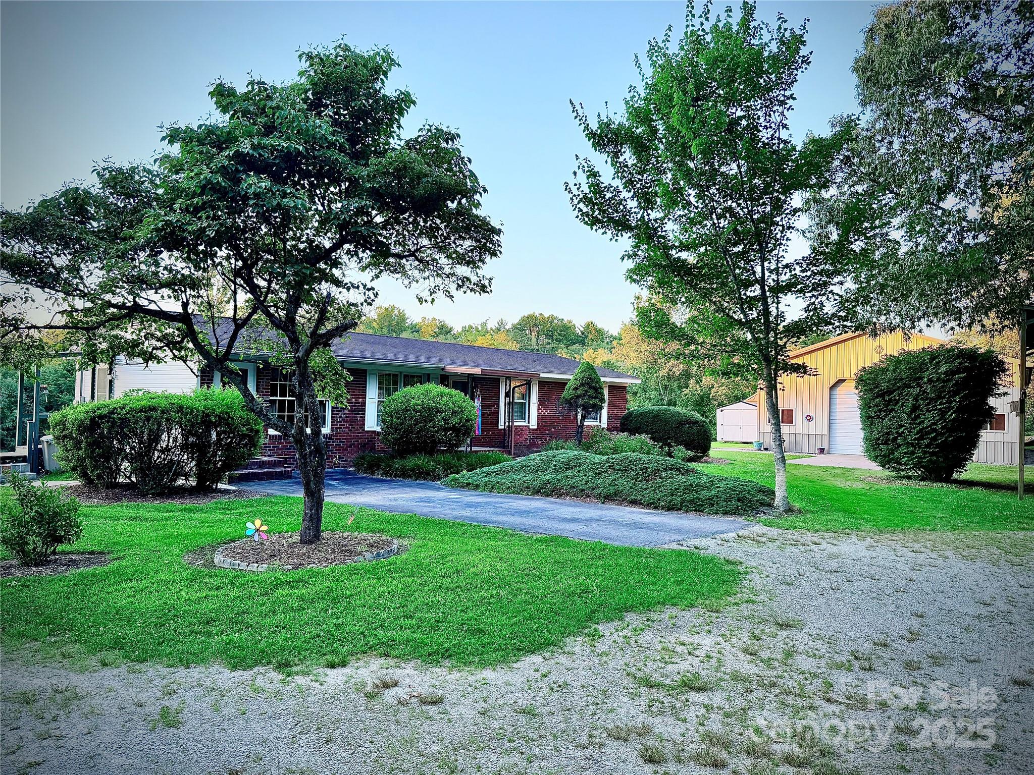 520 Loop Road Hendersonville, NC 28792 - Photo 2 of 39