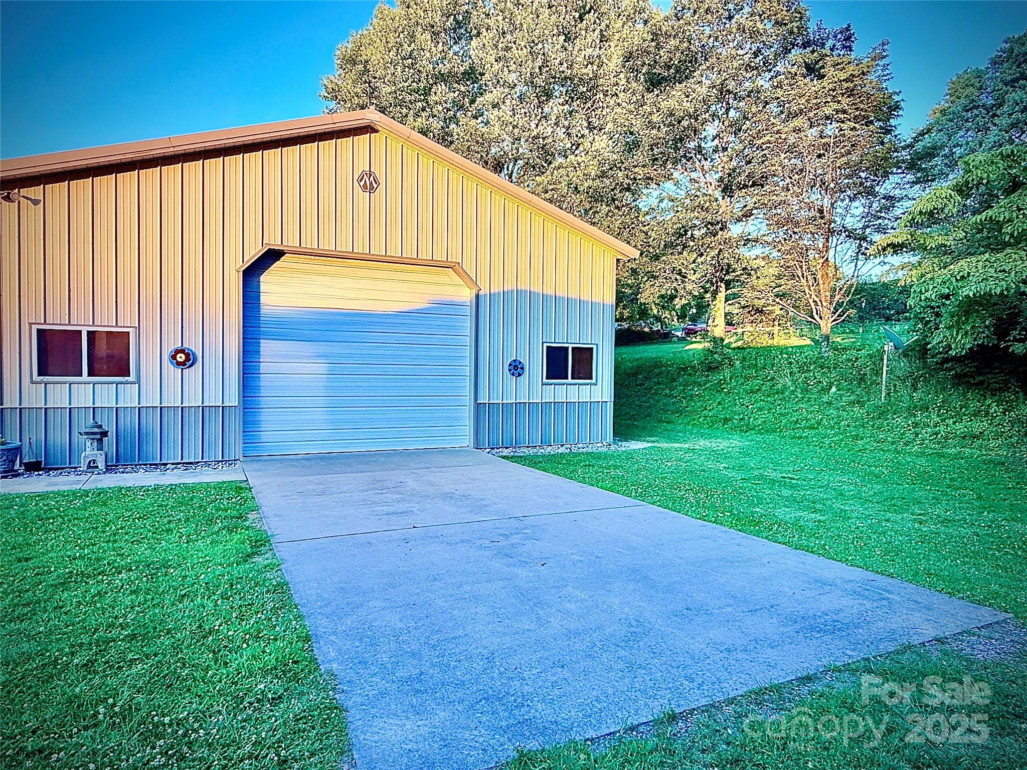 520 Loop Road Hendersonville, NC 28792 - Photo 3 of 39