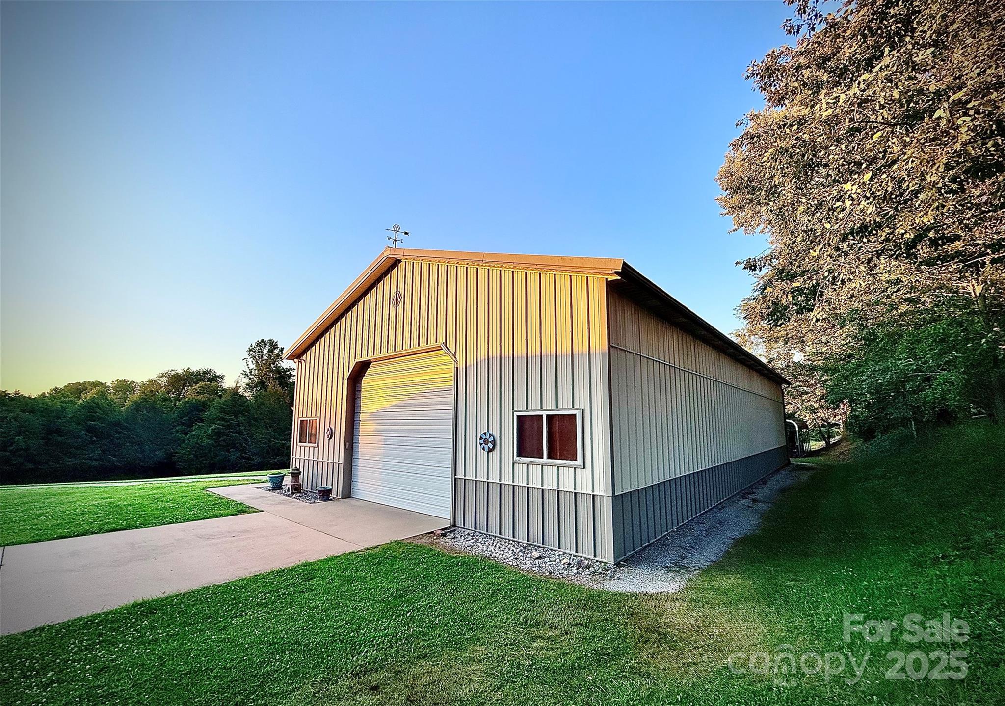 520 Loop Road Hendersonville, NC 28792 - Photo 4 of 39