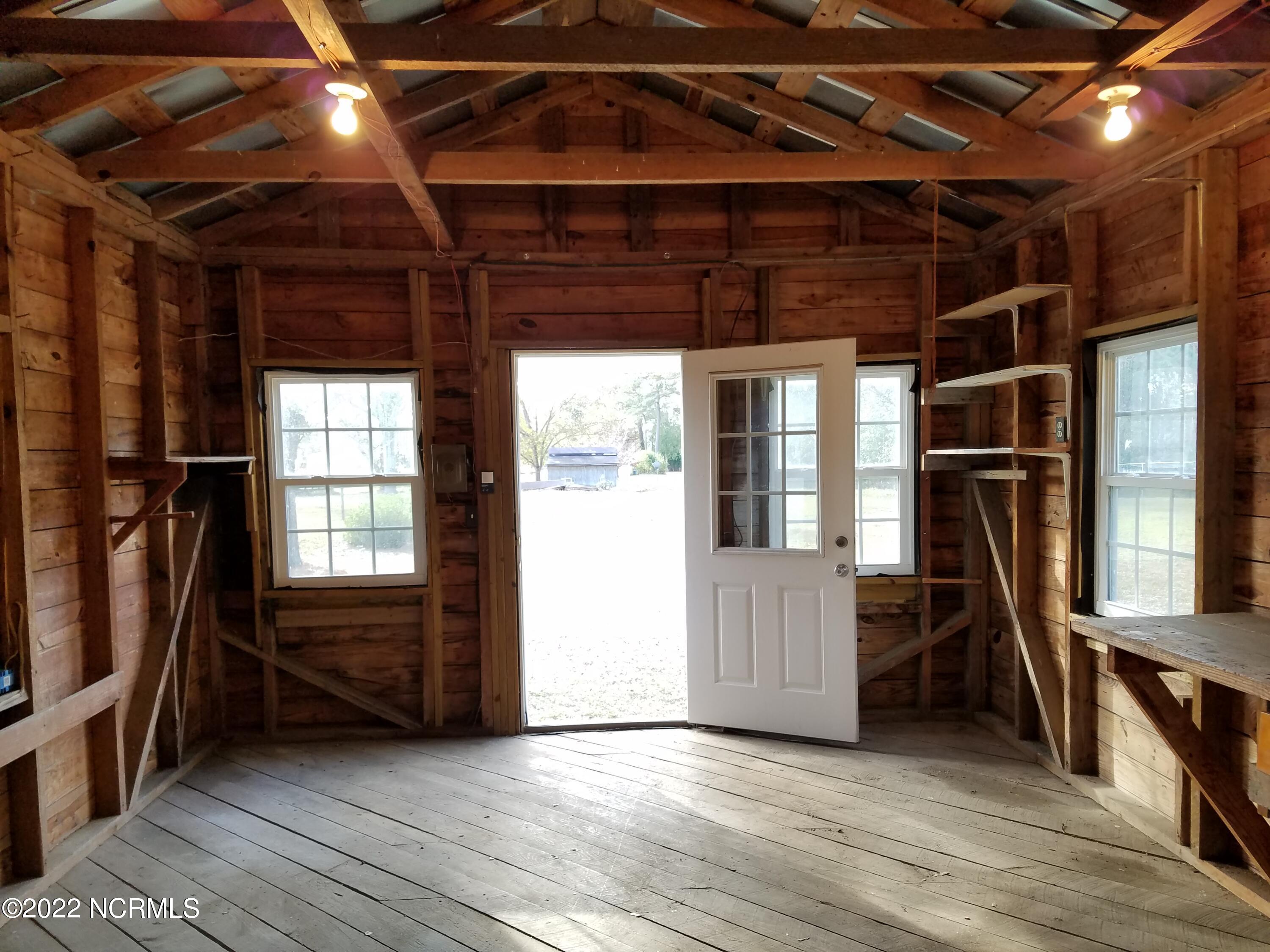 502 Loop Road Cove City, NC 28523 - Photo 12 of 39 Shop Interior