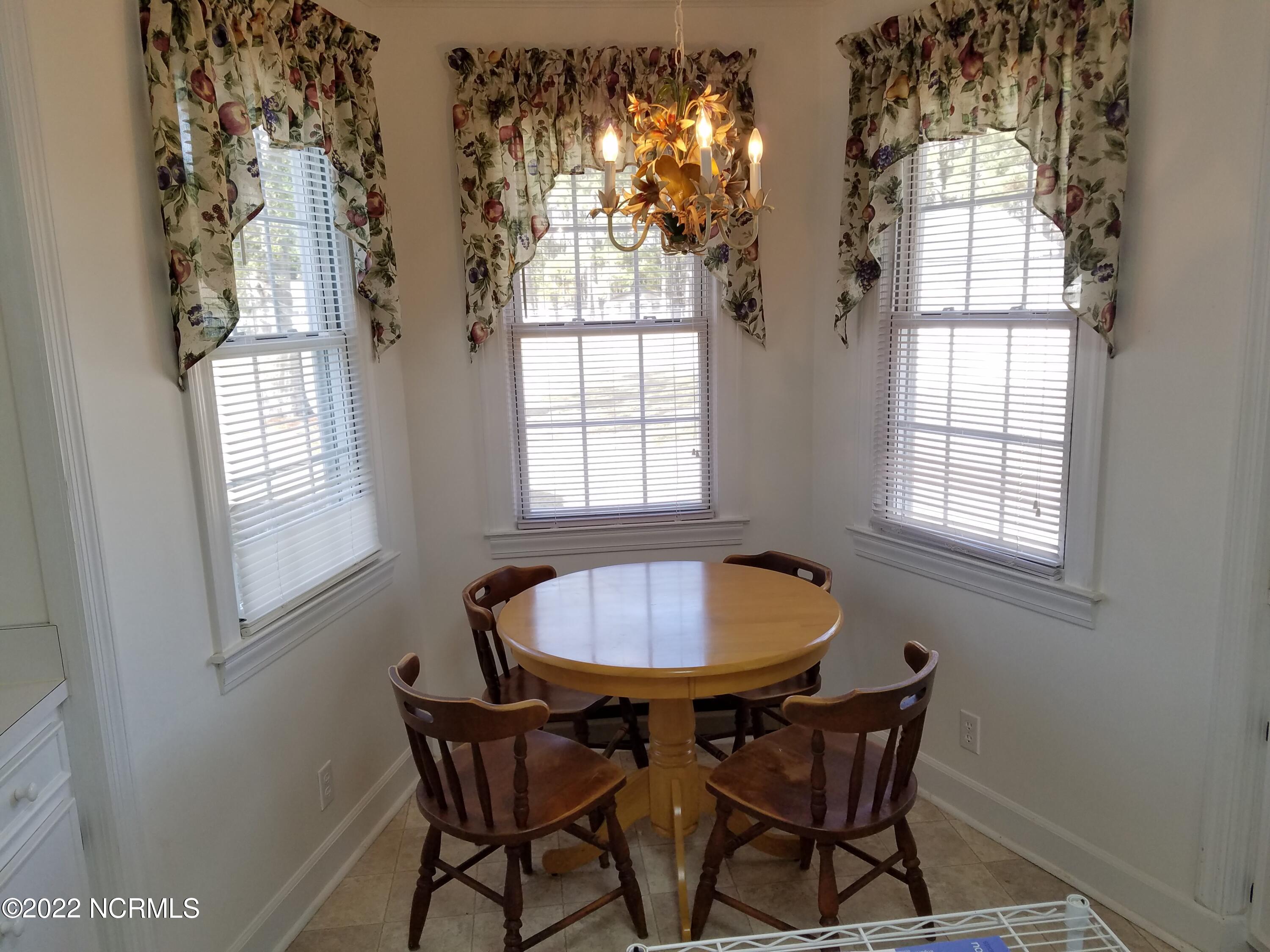 502 Loop Road Cove City, NC 28523 - Photo 19 of 39 Breakfast Area