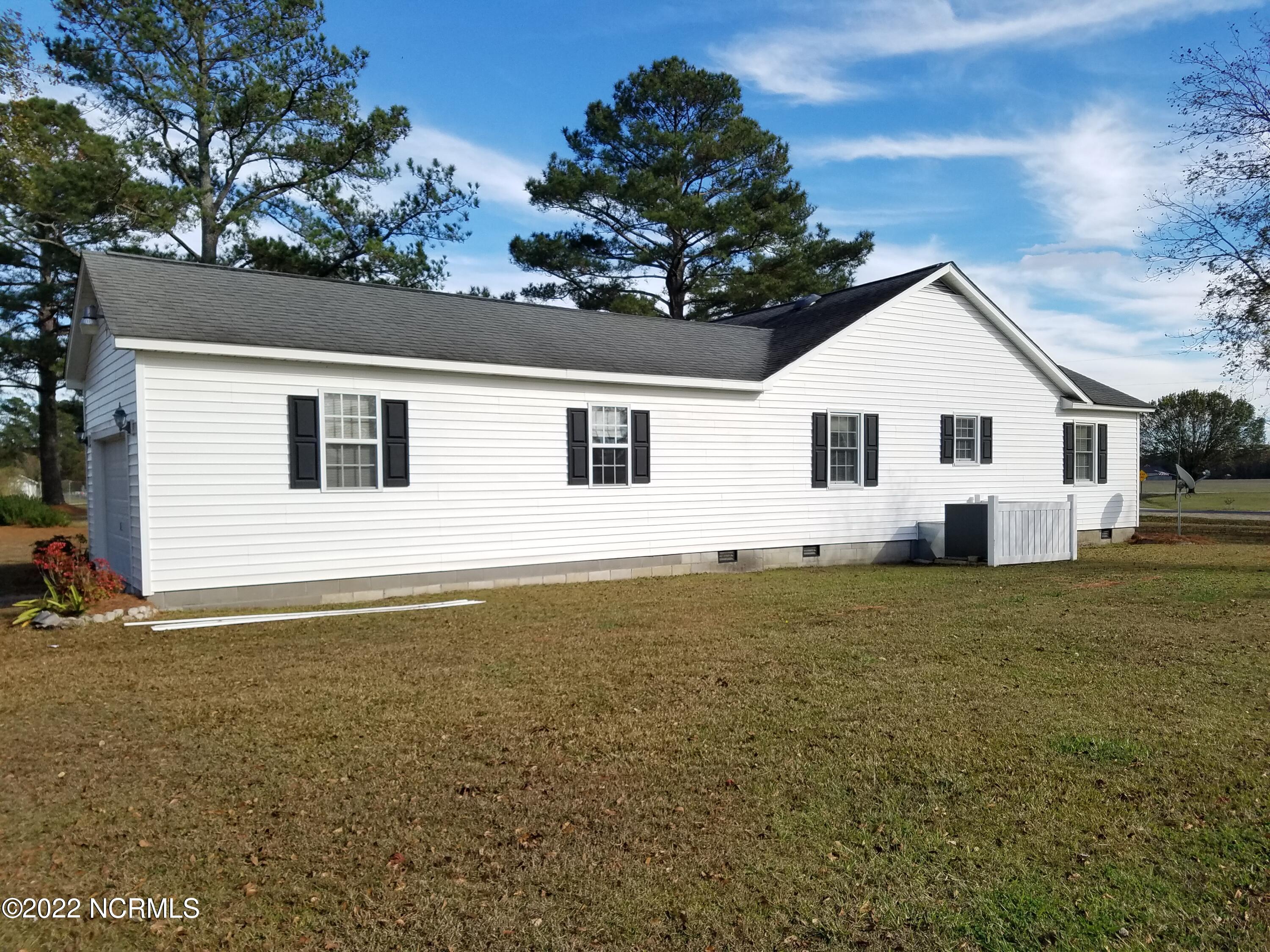 502 Loop Road Cove City, NC 28523 - Photo 4 of 39 20221114_135659