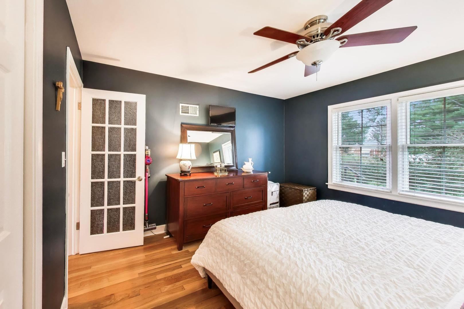 511 South Hi Lusi Avenue Mount Prospect, IL 60056 - Photo 21 of 51 a bedroom with a bed and a window