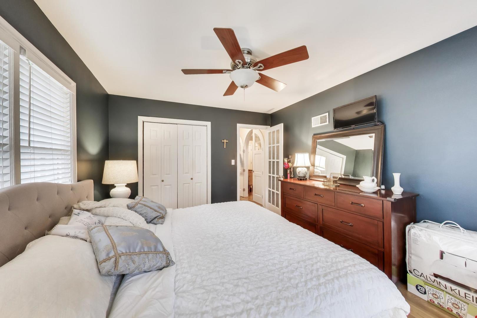511 South Hi Lusi Avenue Mount Prospect, IL 60056 - Photo 22 of 51 a bedroom with a bed and a large mirror