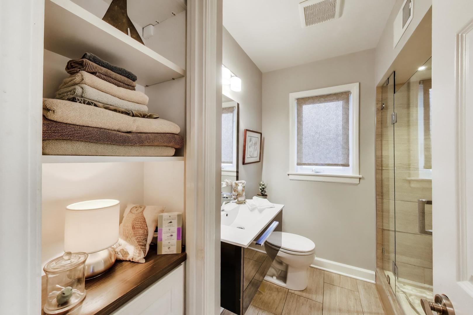 511 South Hi Lusi Avenue Mount Prospect, IL 60056 - Photo 27 of 51 a bathroom with a toilet a sink and a mirror
