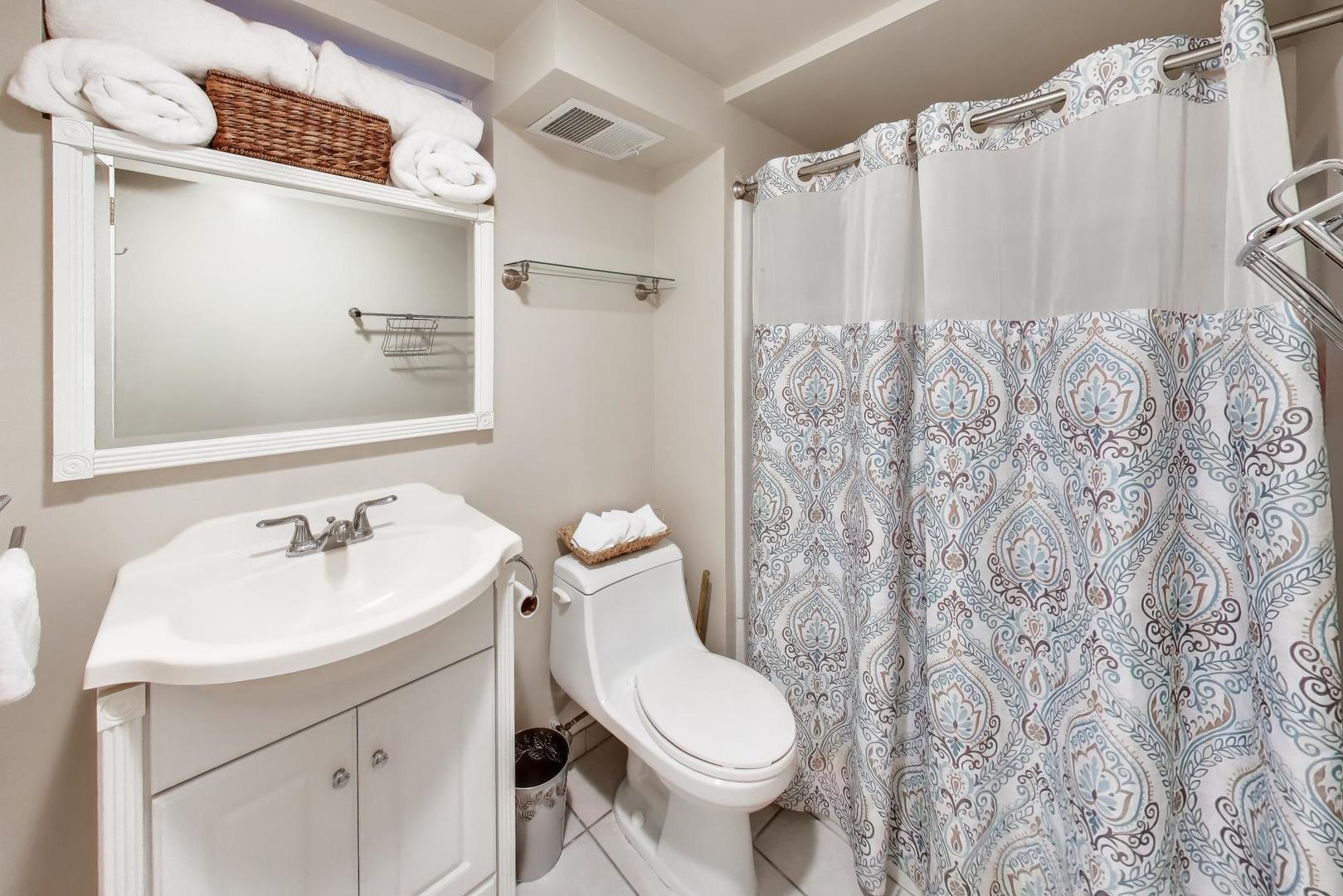 511 South Hi Lusi Avenue Mount Prospect, IL 60056 - Photo 34 of 51 a bathroom with a sink toilet and shower