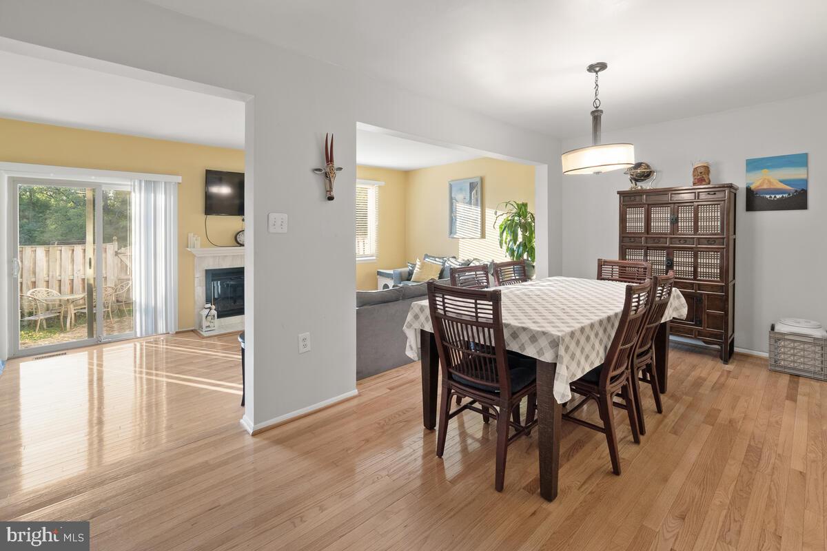 8953 Centerway Road Gaithersburg, MD 20879 - Photo 11 of 37 Dining room