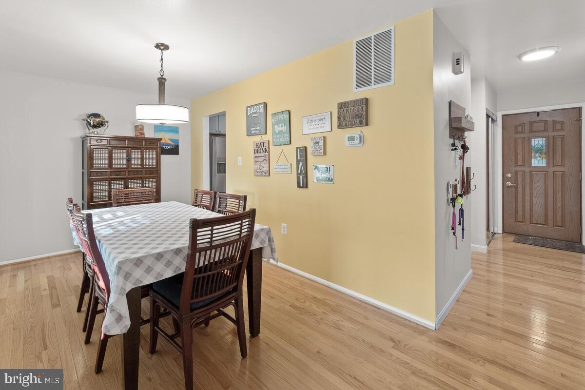 8953 Centerway Road Gaithersburg, MD 20879 - Photo 12 of 37 Dining room