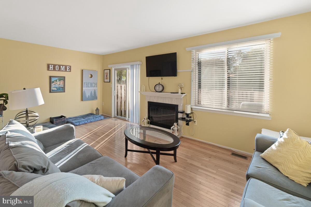 8953 Centerway Road Gaithersburg, MD 20879 - Photo 14 of 37 Livingroom