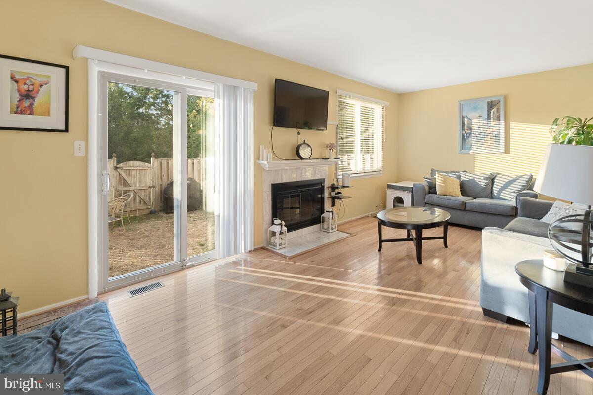 8953 Centerway Road Gaithersburg, MD 20879 - Photo 15 of 37 Livingroom