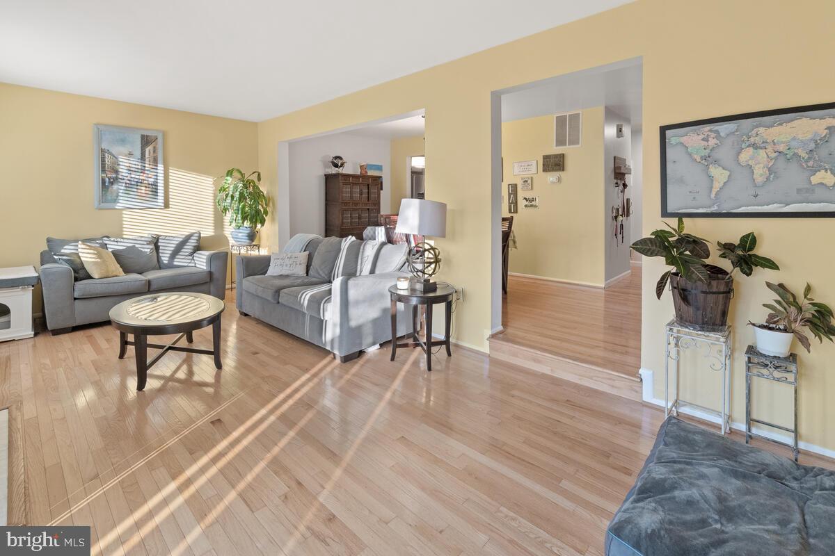 8953 Centerway Road Gaithersburg, MD 20879 - Photo 16 of 37 Livingroom