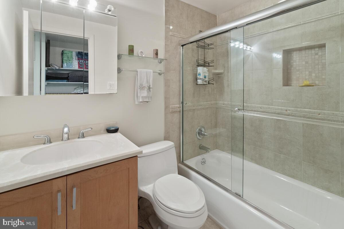 8953 Centerway Road Gaithersburg, MD 20879 - Photo 25 of 37 Hallway full bath