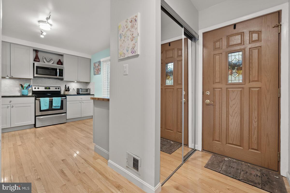 8953 Centerway Road Gaithersburg, MD 20879 - Photo 5 of 37 Entry