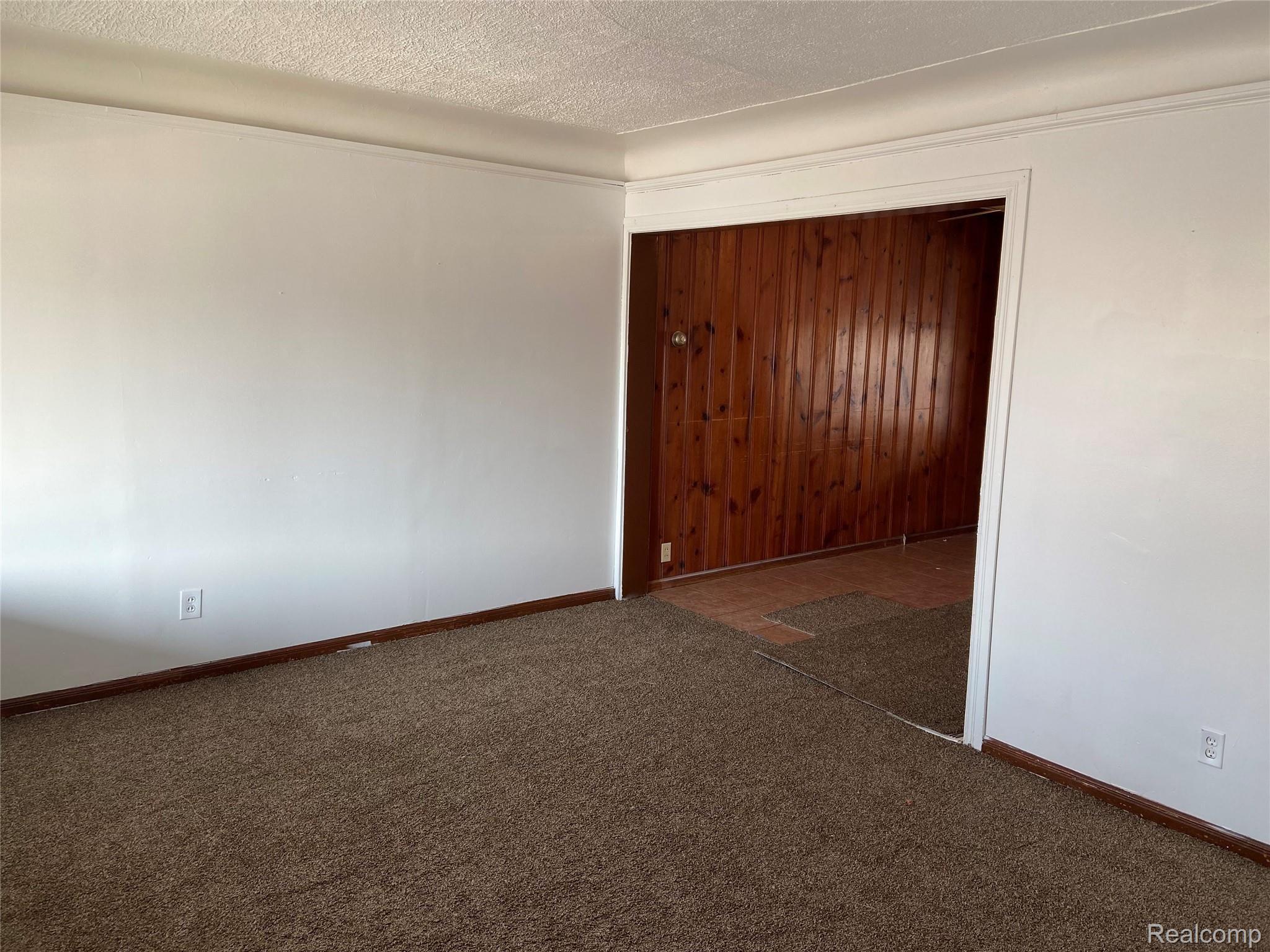 6318 Schaefer Road Dearborn, MI 48126 - Photo 4 of 16 D2AFEE9A-633B-4B50-9B4F-BF3CD2E2052A.jpeg