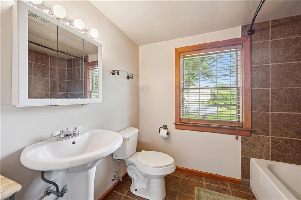 863 Hamil Road Verona, PA 15147 - Photo 19 of 26 Upstairs full bath