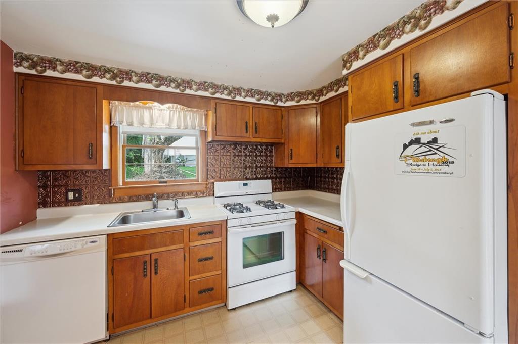 863 Hamil Road Verona, PA 15147 - Photo 8 of 26 Gallery Image 8