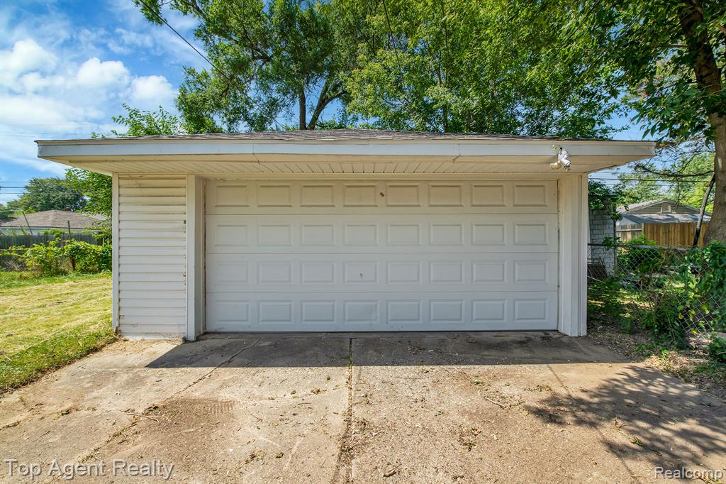 23303 Teppert Avenue Eastpointe, MI 48021 - Photo 27 of 32