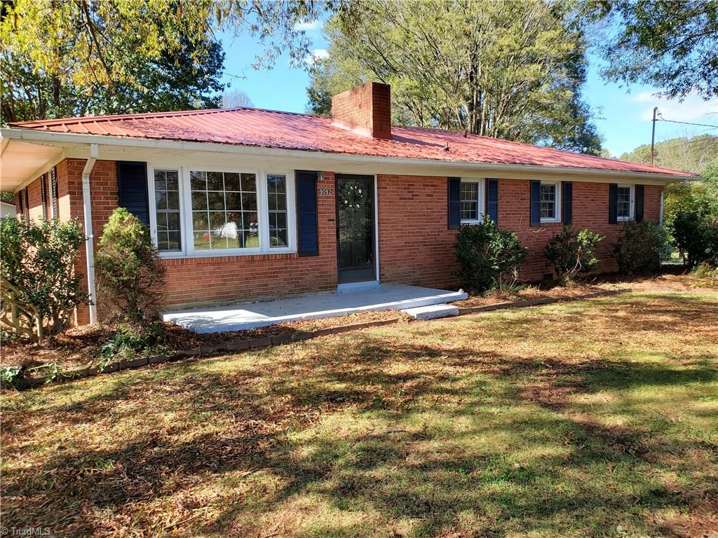 9092 Lasater Road Clemmons, NC 27012 - Photo 2 of 39 One level living with easy entry from the front or back