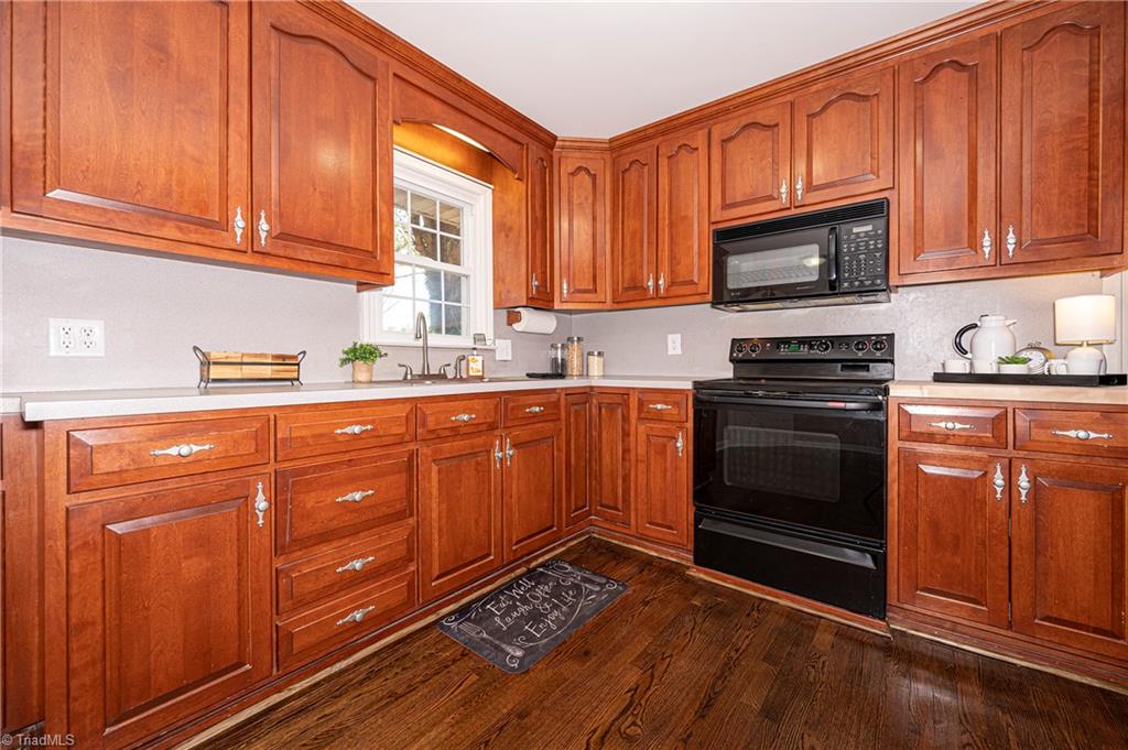 9092 Lasater Road Clemmons, NC 27012 - Photo 20 of 39 Beautiful cabinets and gorgeous hardwood floors