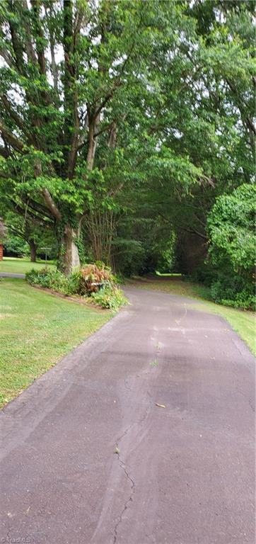 9092 Lasater Road Clemmons, NC 27012 - Photo 4 of 39 Driveway