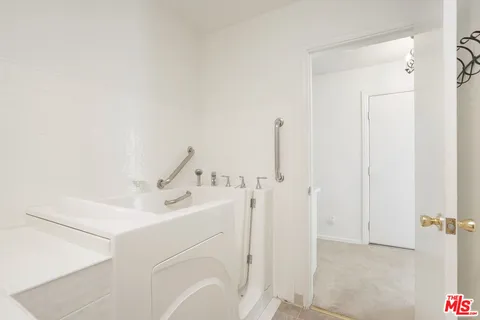 $2,995,000 | 1418 Warner Avenue, Los Angeles, CA 90024