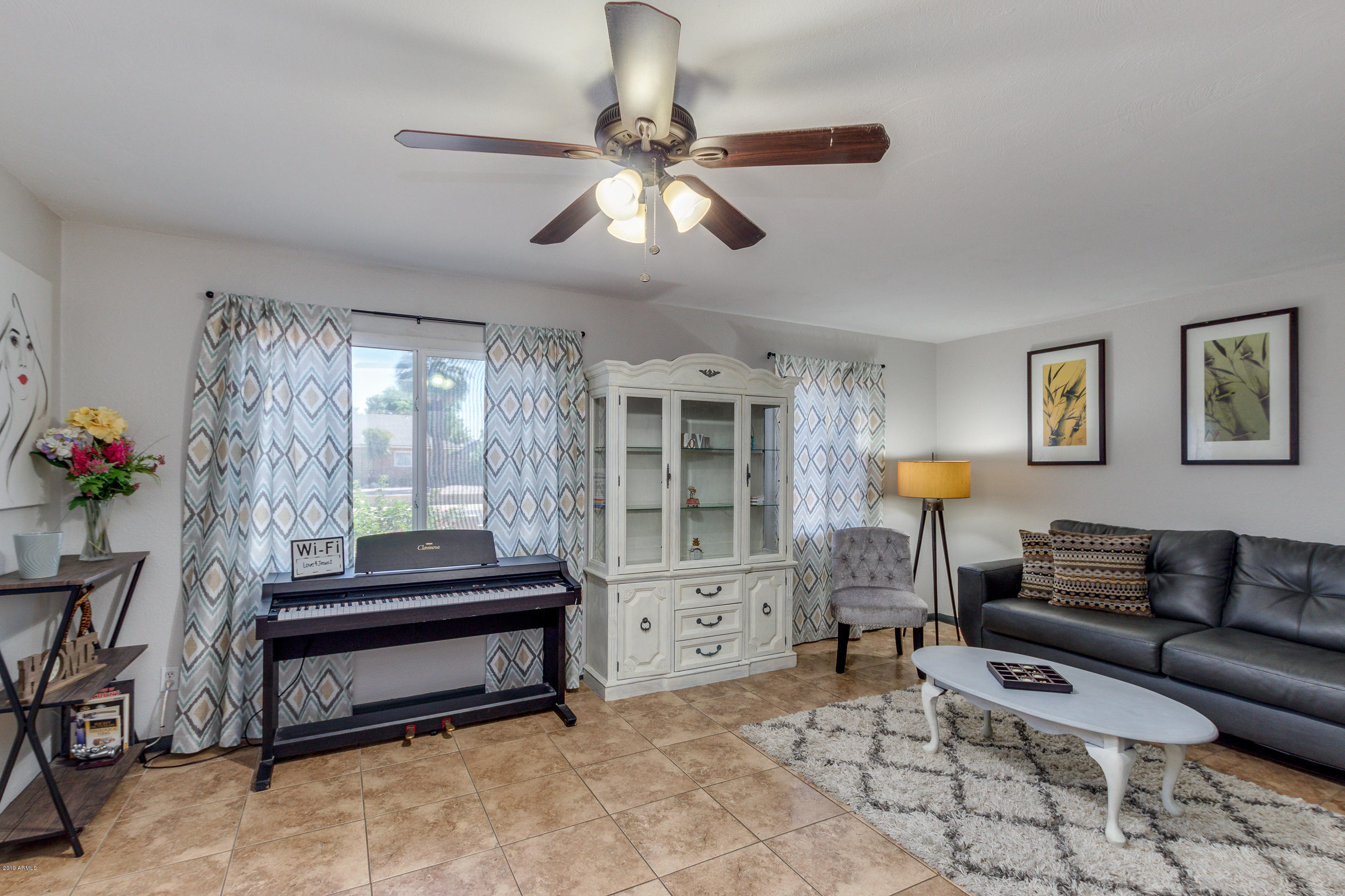 3622 West Hearn Road Phoenix, AZ 85053 - Photo 6 of 42 a living room with furniture and a potted plant